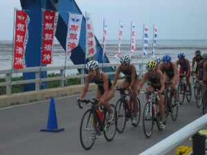 中島千恵、崎本智子、土橋茜子の新鋭がバイクで集団を引っ張る。積極的な戦いをしてゆくことが世界に近づく第一歩だ。