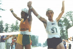 高石選手(写真左）と下津選手（写真右）が共に手を繋ぎ合いフィニッシュした