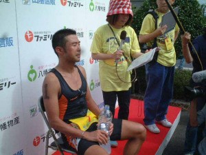 第24回大会で優勝インタビューを受ける小原選手（04年７月撮影）