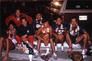 85年アイアンマン・ハワイで記念写真を撮る日本のトップ・トライアスリート達（写真前列左端から中山選手、城本徳満選手、梅沢選手、山本選手、後列左端が横井選手＝写真提供；中山俊行氏）