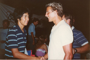 参加選手がついに1,000名を超えたハワイ大会会場で、優勝者のデイブ・スコット選手と握手を交わす