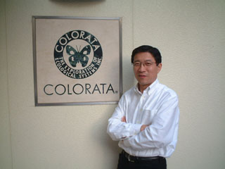 西澤氏近影(東京・文京区の自社「カロラータ」前で04年5月撮影) TRIX