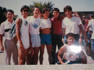 84年アイアンマン・ハワイ大会会場にて、写真左から２番目が中山選手、３番目が横井選手、右端が山本選手