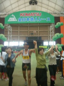 奥さん、娘さんと手を繋ぎフィニッシュする山本選手（07年９月、2007KOMATSU全日本鉄人レースの大会会場にて撮影）