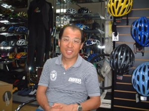 「イワイスポーツサイクル」の３代目・岩井公一氏（０２年４月撮影）