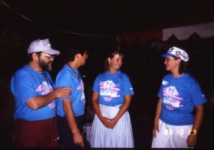 ハワイ大会でボランティアと会話する岩根先生（写真左端）