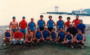 1985年の「第１回びわ湖トライアスロン大会」で、ATCの初期メンバーと記念撮影（前列左から３人目が清水氏）