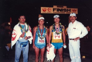 第３回宮古島トライアスロン大会（1987年４月）を完走した筆者（写真右から２人目）とトライアスリートの仲間達