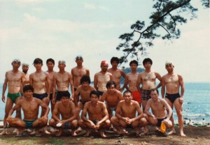 83年夏に行われた東伊豆海岸の合宿に集まったJTRCメンバー達。前列左から後にエリート選手として活躍する山本光宏氏と山下光富氏、中央が矢後会長、後列左から2番目が市川副会長、7番目の赤のスイム・キャップが佐藤文昭氏。 83年夏に行われた東伊豆海岸の合宿に集まったJTRCメンバー達。前列左から後にエリート選手として活躍する山本光宏氏と山下光富氏、中央が矢後会長、後列左から2番目が市川副会長、7番目の赤のスイム・キャップが佐藤文昭氏。