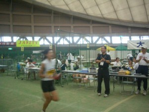 選手達を応援する寺田喜代嗣氏（07年９月、小松ドームにて撮影）