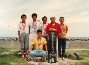 皆生大会で同じ宿に泊まったアスリート達と記念撮影（写真左から２番目が山本選手）