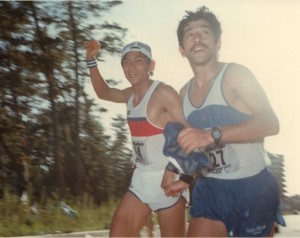 結局は猪川氏と手を繋いでフィニッシュした（写真左が山本選手、右が猪川氏）