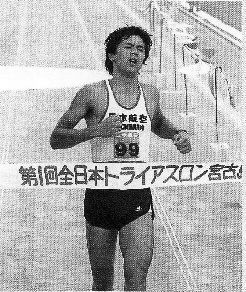 第１回宮古島大会で優勝のゴールテープを切る中山俊行選手 Tri X