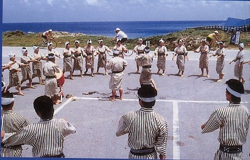 宮古島の伝統舞踊“クイチャー”でトライアスリートにエールを送る（STORONGMAN20年の軌跡より抜粋）