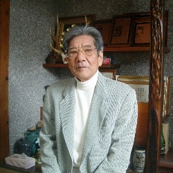 狩俣寛次氏(宮古島市内の自宅にて、10年2月撮影) 狩俣寛次氏(宮古島市内の自宅にて、10年2月撮影)